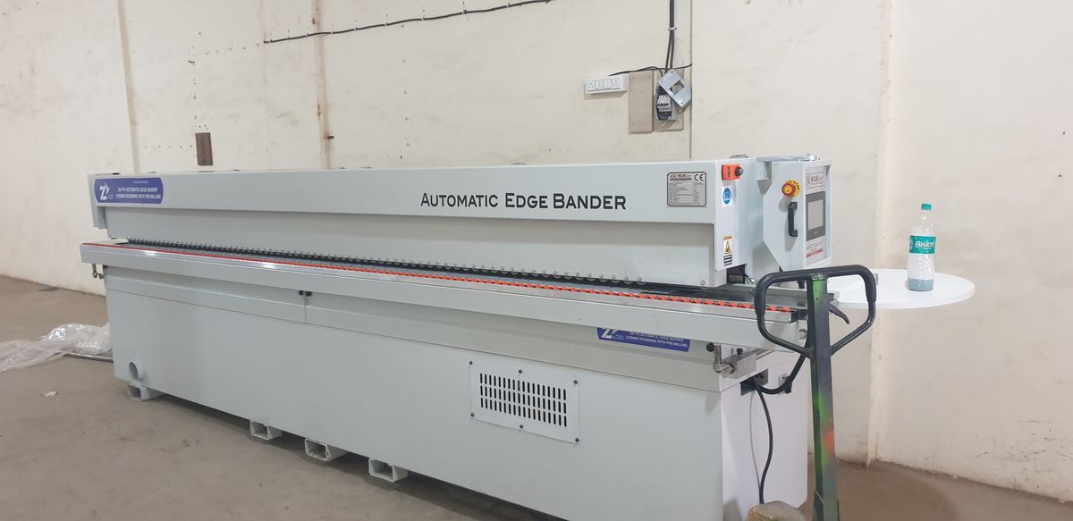 ZA-775 automatic edge bander with corner rounding and pre-milling.