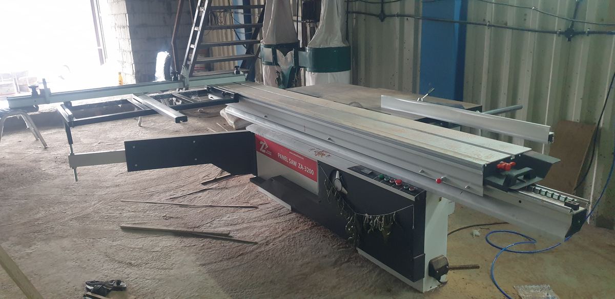 Panel saw ZA-3200 installed on a customer shop floor.